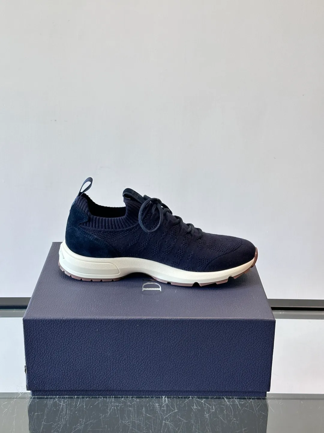 Men's Men's Shoes 💰p440 "Dior" B80 sneakers are a new product of Dior men's series, focusing on comfort and fashion. The upper is made of breathable mesh + fabric splicing, which is lightweight and fits the shape of the foot, making it super comfortable for daily wear. The sole is made of rubber, which has great grip and wear resistance, and is suitable for commuting or light sports. The overall style is simple, the gray tone is versatile, and the shoelaces are adjustable for a more stable fit. Designed by Kim Jones, it is both practical and trendy. It is one of the new hot items in early spring①. size: 39-45 (38.46 customized)